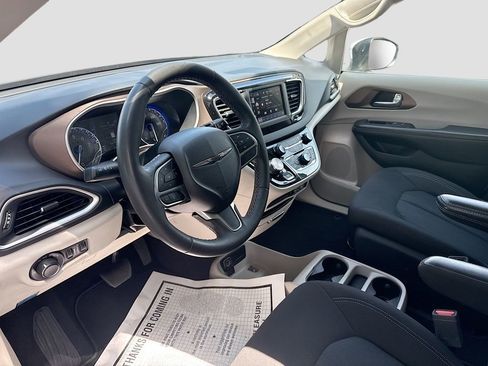 Used 2023 Chrysler Voyager LX image 10
