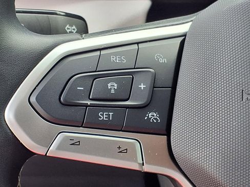 Certified 2025 Volkswagen Taos SE FWD image 17