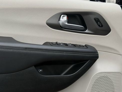 Used 2024 Chrysler Pacifica Limited FWD image 24