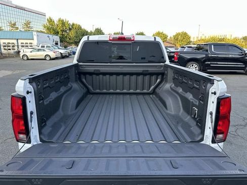 Used 2025 Chevrolet Colorado Z71 w/ Technology Package AWD/4WD image 15