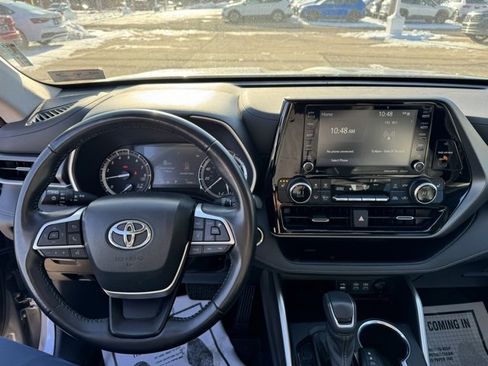 Used 2022 Toyota Highlander XLE image 15