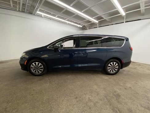 Used 2023 Chrysler Pacifica Touring-L image 3