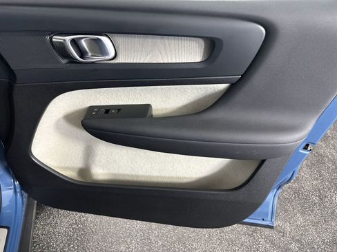 Used 2023 Volvo XC40 B5 Plus w/ Protection Package Premier image 32