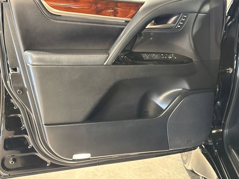 Used 2018 Lexus LX 570 4WD w/ Luxury Package image 13