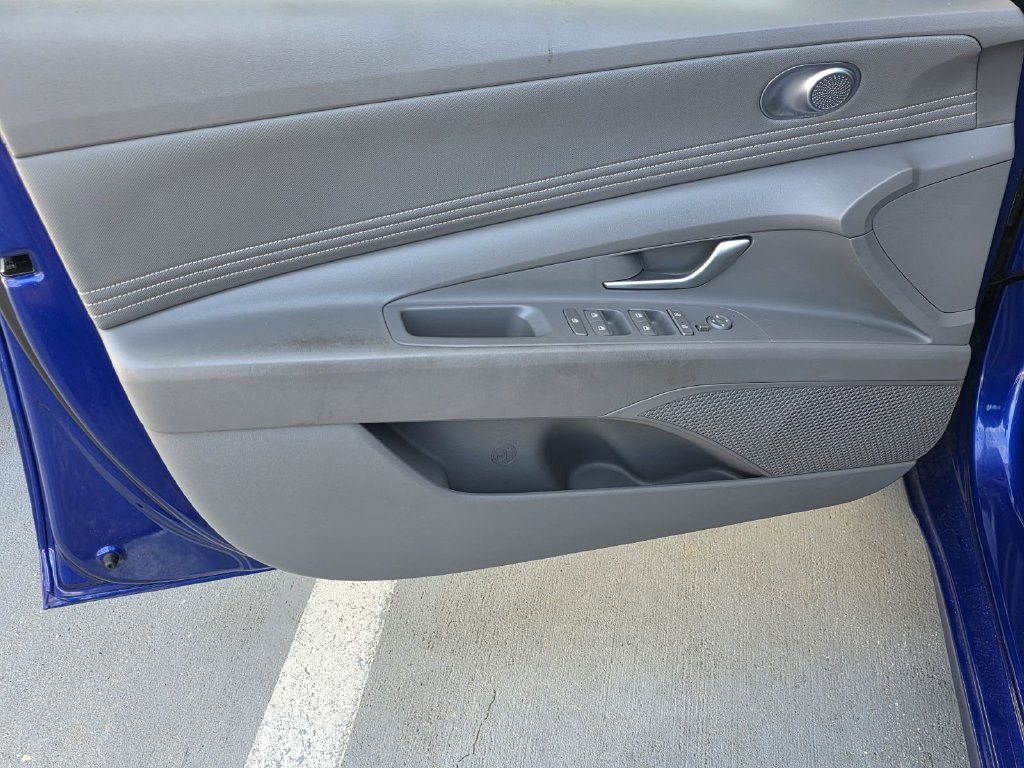 Used 2023 Hyundai Elantra SEL w/ Convenience Package FWD image 26
