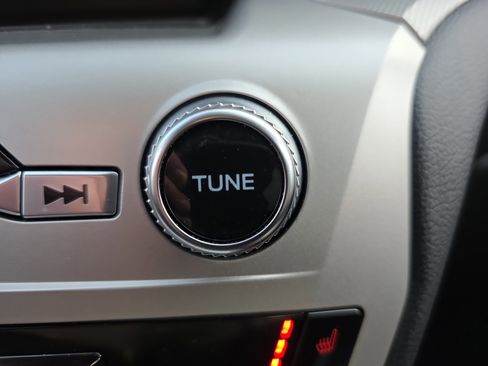 Used 2022 Ford Explorer XLT w/ Equipment Group 202A image 31