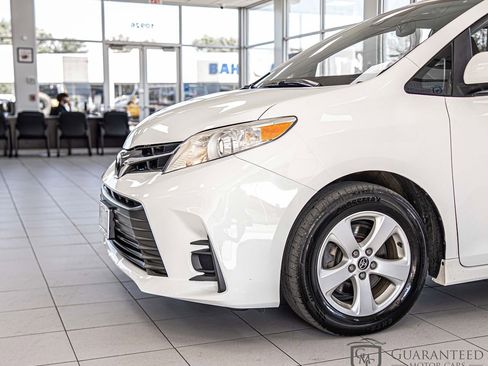 Used 2020 Toyota Sienna LE w/ LE Preferred Package FWD image 5