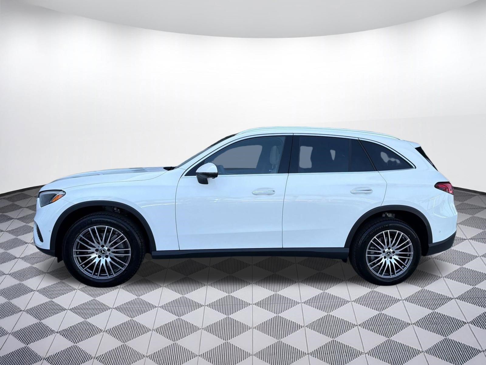 Used 2026 Mercedes-Benz GLC 300 image 2