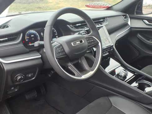 Used 2023 Jeep Grand Cherokee Altitude image 7