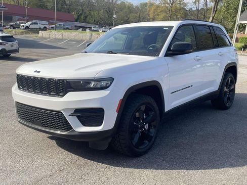 Used 2024 Jeep Grand Cherokee Altitude RWD image 7