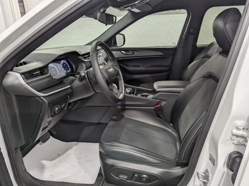 Used 2024 Jeep Grand Cherokee Altitude image 13