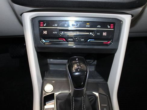 Used 2024 Volkswagen Tiguan SE AWD/4WD image 17