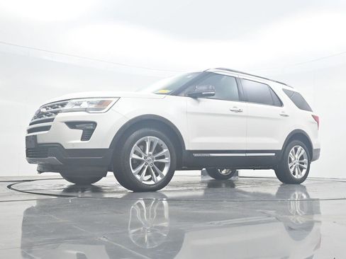 Used 2018 Ford Explorer XLT w/ Equipment Group 202A AWD/4WD image 25