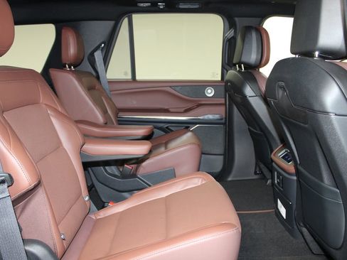 New 2026 Lincoln Navigator Reserve AWD/4WD image 32