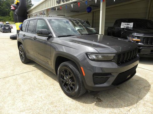 Used 2024 Jeep Grand Cherokee Altitude AWD/4WD image 3