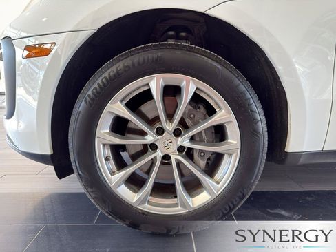 Used 2023 Porsche Macan AWD/4WD image 9