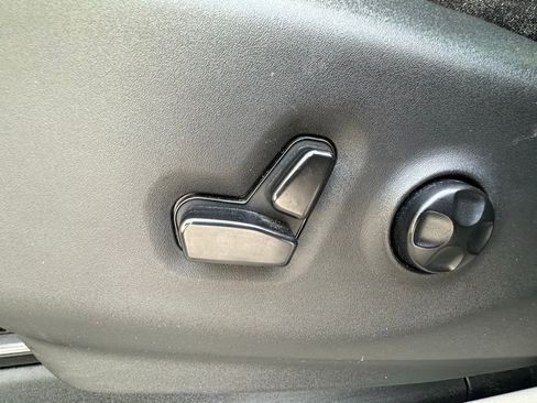 Used 2023 Chrysler Pacifica Touring-L FWD image 27