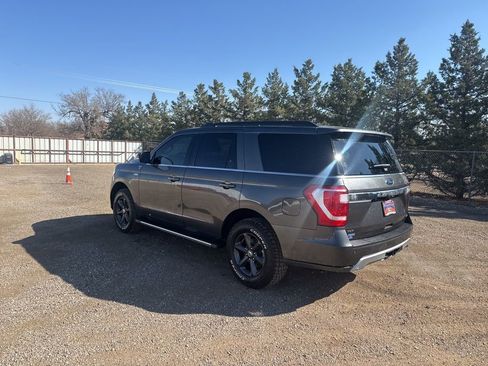 Used 2021 Ford Expedition XLT image 4