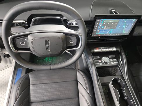 New 2026 Lincoln Nautilus Reserve AWD/4WD image 16