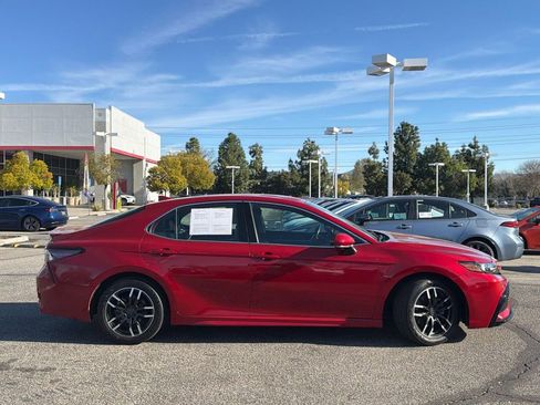 Used 2022 Toyota Camry SE image 3