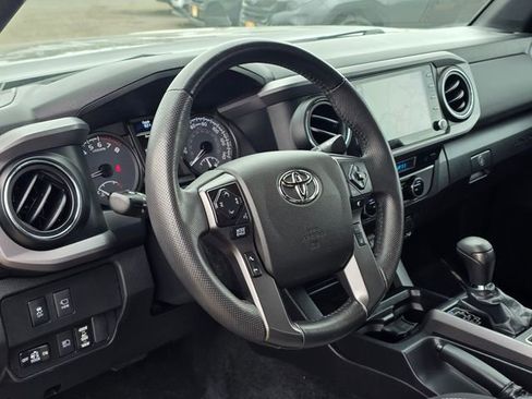 Used 2023 Toyota Tacoma TRD Off-Road w/ Advanced Technology Package AWD/4WD image 15