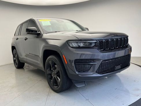 Used 2024 Jeep Grand Cherokee Altitude AWD/4WD image 2