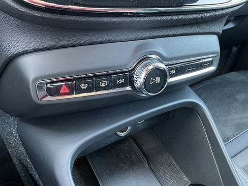 Certified 2025 Volvo XC40 B5 Plus image 24