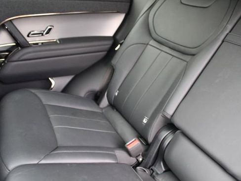 Used 2025 Land Rover Range Rover Sport SE image 5