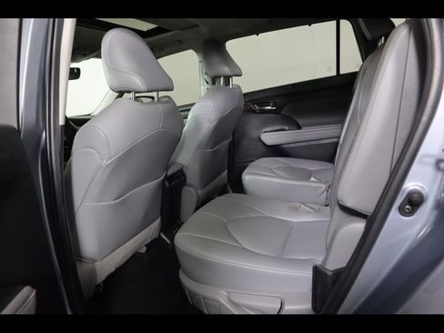 Used 2021 Toyota Highlander XLE image 14