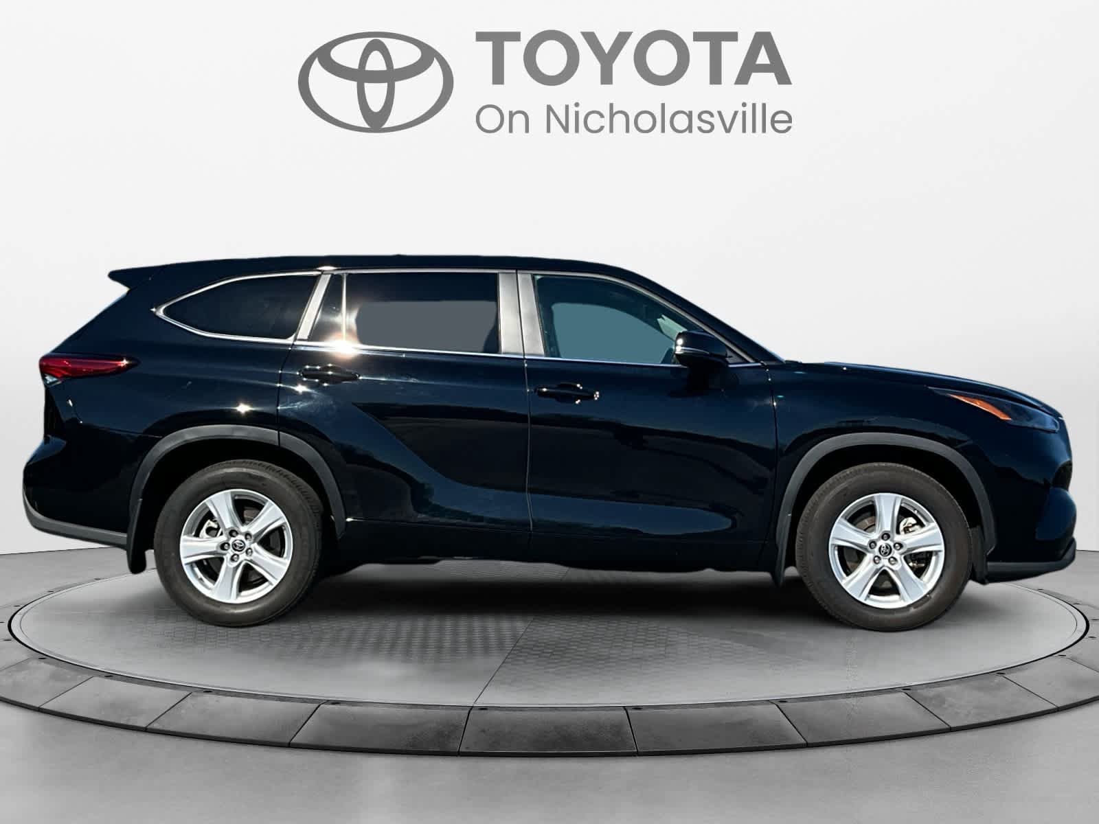 Used 2023 Toyota Highlander LE FWD image 6