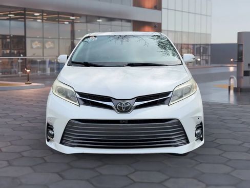 Used 2018 Toyota Sienna Limited Premium FWD image 2