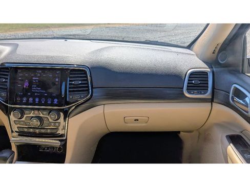 Used 2019 Jeep Grand Cherokee Laredo w/ 18" Wheel & 8.4" Radio Group image 33