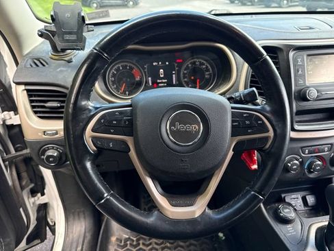 Used 2018 Jeep Cherokee Latitude w/ Altitude Package AWD/4WD image 16