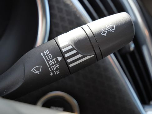 Used 2017 Chevrolet Malibu LT image 32