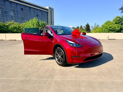Used 2024 Tesla Model Y Long Range RWD image 29