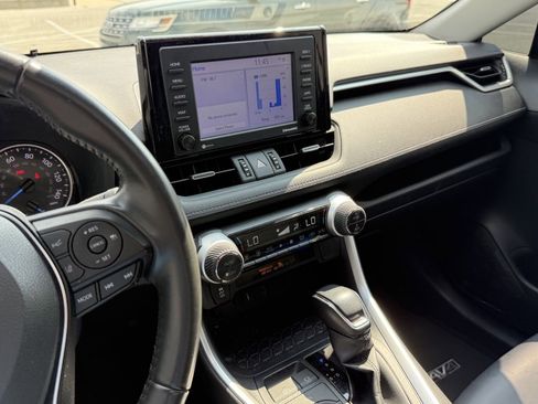 Used 2022 Toyota RAV4 XLE Premium image 22