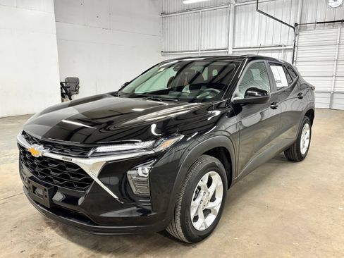 Used 2025 Chevrolet Trax LS w/ LS Convenience Package FWD image 3