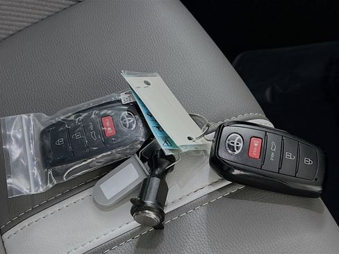 Used 2025 Toyota Camry SE image 36