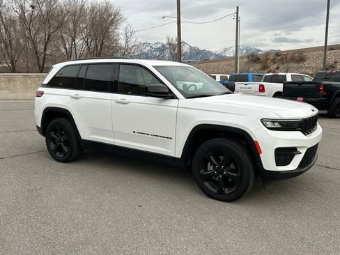 Used 2023 Jeep Grand Cherokee Altitude AWD/4WD image 12