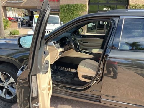 Used 2023 Jeep Grand Cherokee L Limited w/ Luxury Tech Group II image 3