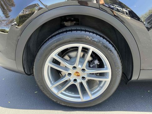Used 2019 Porsche Cayenne w/ Premium Package AWD/4WD image 91