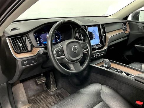 Used 2022 Volvo XC60 B5 Momentum w/ Advanced Package image 16