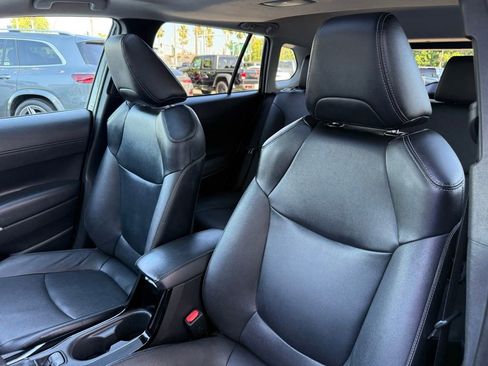 Used 2022 Toyota Corolla Cross XLE w/ Convenience Package FWD image 13