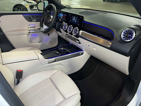 Used 2025 Mercedes-Benz GLB 250 image 11