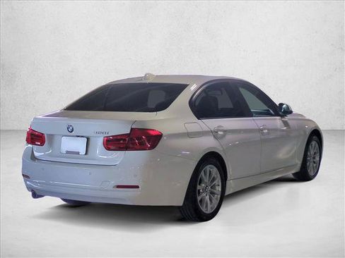 Used 2017 BMW 320i Sedan RWD image 5