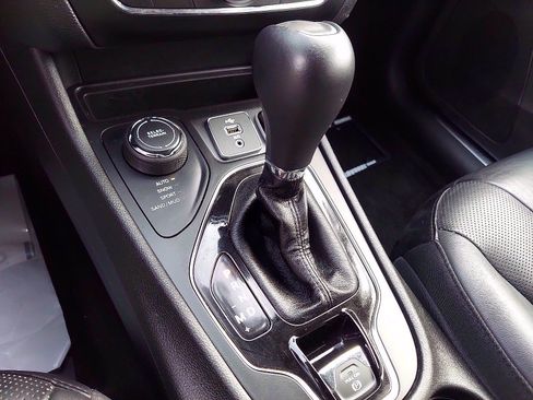 Used 2019 Jeep Cherokee Limited AWD/4WD image 15