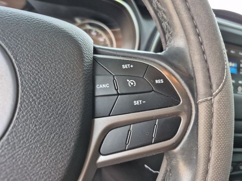 Used 2019 Jeep Cherokee Latitude Plus w/ Comfort/Convenience Group AWD/4WD image 26