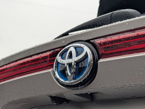 Used 2021 Toyota Venza LE AWD/4WD image 29