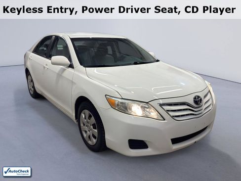 Used 2011 Toyota Camry LE image 1
