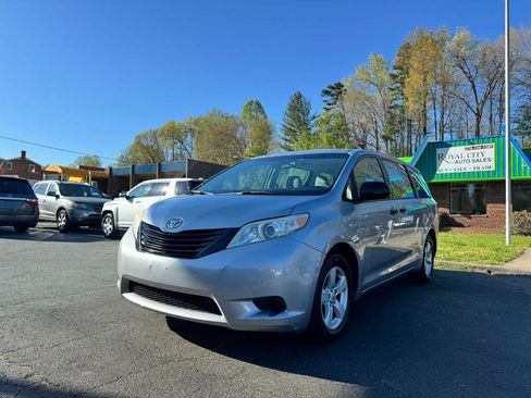 Used 2011 Toyota Sienna image 1